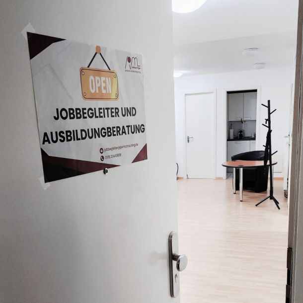 München 1 - Tür mit Einblick in Beratungsraum