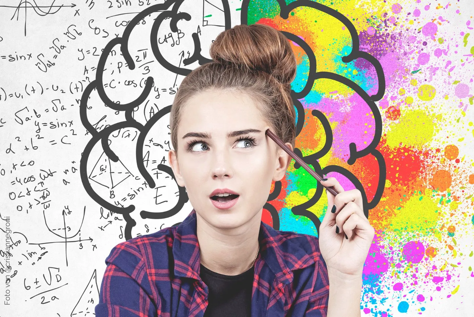 Jugendliche die vor einem Bild mit einem abgebildeten Gehirn sitzt