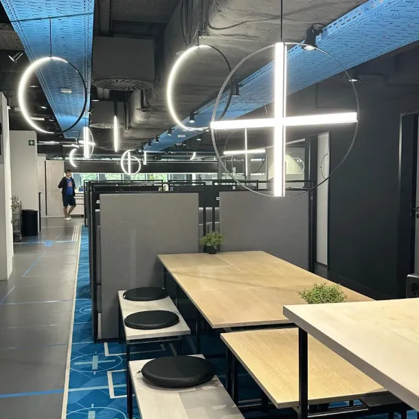 Leipzig Aufenthaltsbereich - moderner Bereich mit Tischen und Beleuchtung