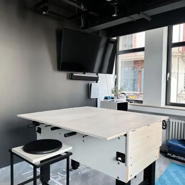 Leipzig - Coaching: Raum  mit Tisch, Hocker, Bildschirm