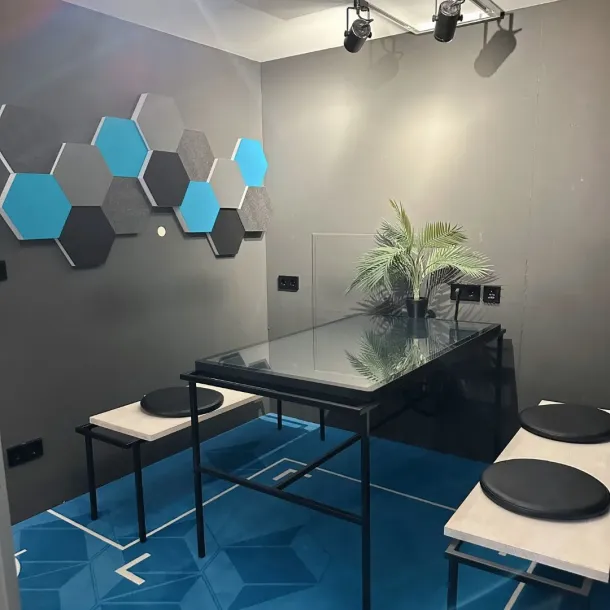 Leipzig Coaching - moderner Raum mit Tisch und Bänken